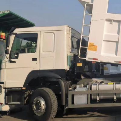 comprar 10 ruedas Capacidad de 25-30 toneladas HOWO 6X4 camión de basura camión cisterna de combustible 300L 5600X2300X1500 neumático 7.00r16 6+1 neumático de repuesto personalizable Dirección izquierda y derecha online manufacture