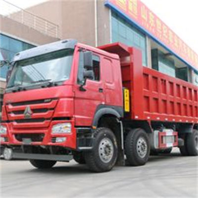 Un buen precio. Howo 8x4 300L Tank Dump Truck con 380 caballos de fuerza y el modelo de motor estándar de emisiones Euro II Wd615.47 en línea