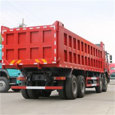 Un buen precio. Howo 8x4 380 CV Euro II de emisión estándar de mano izquierda camión de descarga para el tanque de 300L y 9 toneladas de capacidad de carga del eje delantero en línea
