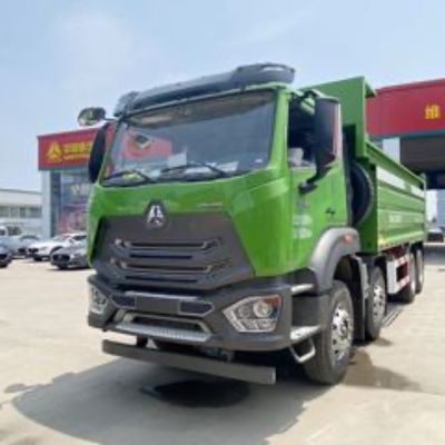 Un buen precio. Sinotruk HOWO NX 8x4 camión de descarga de 50 toneladas con lonas y tanque de combustible de 400L en línea