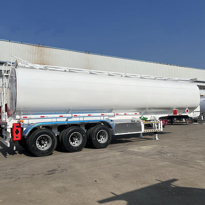 Un buen precio. Semiremolque con tanque de acero al carbono de 3 ejes con capacidad de 45 000 litros y 5 cabinas opcionales en línea